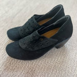 Naot women’s  black suede shoes